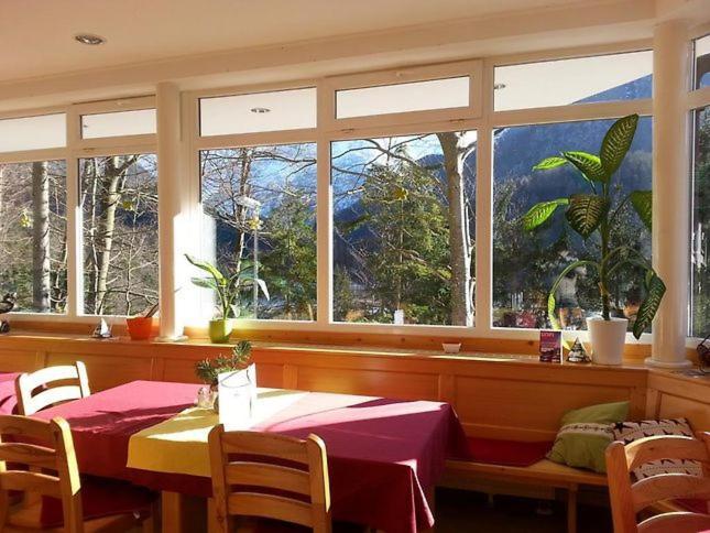 Rooms Barovc By The Lake Jasna كْرانْيِسكا غورا المظهر الخارجي الصورة The dining room at the Waldorfschule in Freiburg, Germany