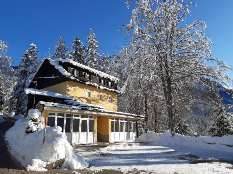Rooms Barovc By The Lake Jasna كْرانْيِسكا غورا المظهر الخارجي الصورة The station building in 2013