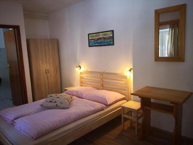 Rooms Barovc By The Lake Jasna كْرانْيِسكا غورا المظهر الخارجي الصورة A bedroom in a hostel