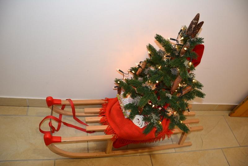 Rooms Barovc By The Lake Jasna كْرانْيِسكا غورا المظهر الخارجي الصورة A Christmas tree on a sled